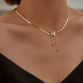 Flache Schlangenkette mit Quaste und Schmetterlingsanhänger