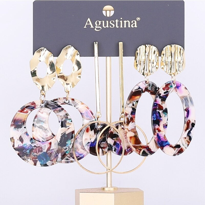 Schmeichelndes Set mit langen Acryl-Ohrringen im Bohemian-Chic-Stil