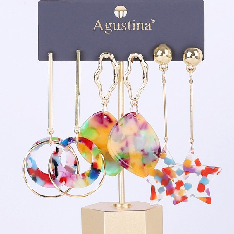 Schmeichelndes Set mit langen Acryl-Ohrringen im Bohemian-Chic-Stil