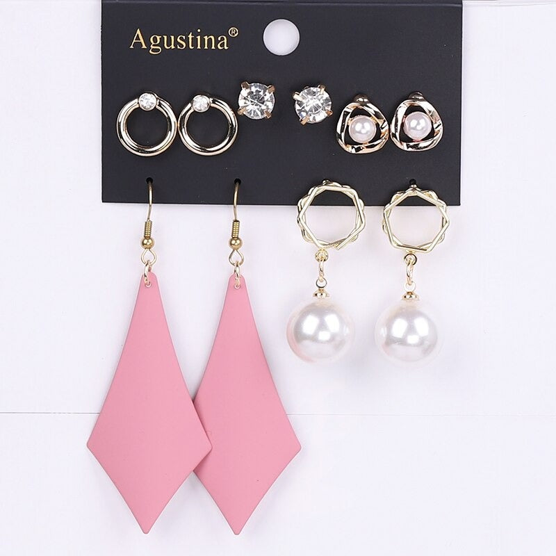 Schmeichelndes Set mit langen Acryl-Ohrringen im Bohemian-Chic-Stil