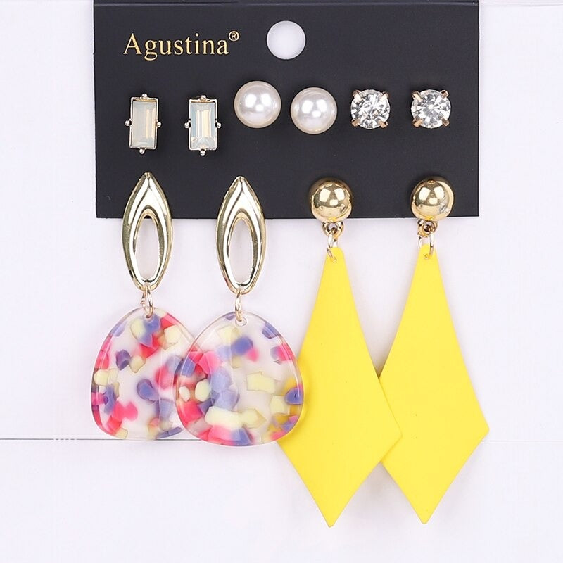 Schmeichelndes Set mit langen Acryl-Ohrringen im Bohemian-Chic-Stil