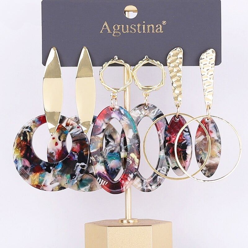 Schmeichelndes Set mit langen Acryl-Ohrringen im Bohemian-Chic-Stil