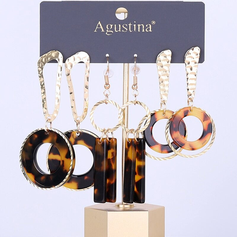 Schmeichelndes Set mit langen Acryl-Ohrringen im Bohemian-Chic-Stil