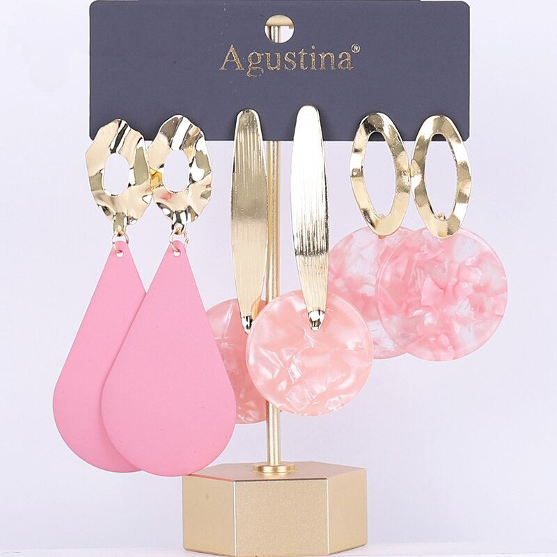 Schmeichelndes Set mit langen Acryl-Ohrringen im Bohemian-Chic-Stil