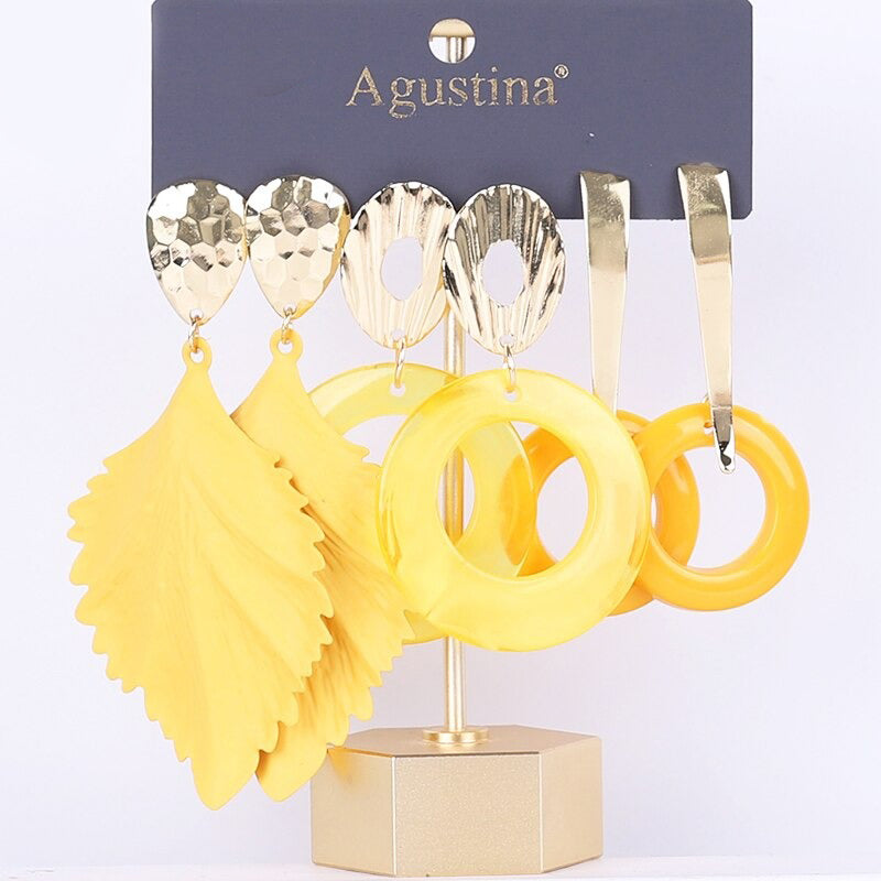 Schmeichelndes Set mit langen Acryl-Ohrringen im Bohemian-Chic-Stil