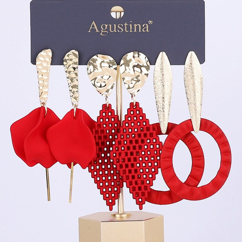 Schmeichelndes Set mit langen Acryl-Ohrringen im Bohemian-Chic-Stil