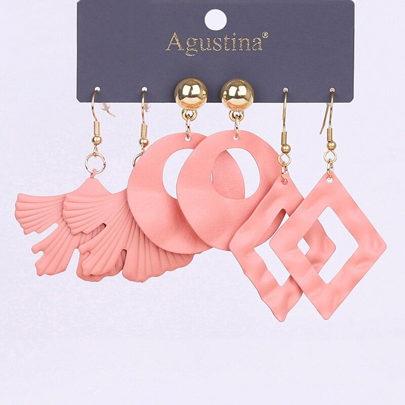 Schmeichelndes Set mit langen Acryl-Ohrringen im Bohemian-Chic-Stil