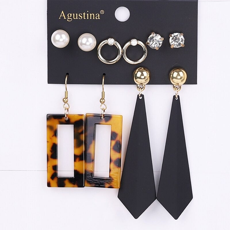 Schmeichelndes Set mit langen Acryl-Ohrringen im Bohemian-Chic-Stil