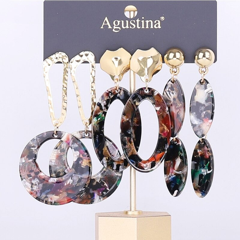 Schmeichelndes Set mit langen Acryl-Ohrringen im Bohemian-Chic-Stil