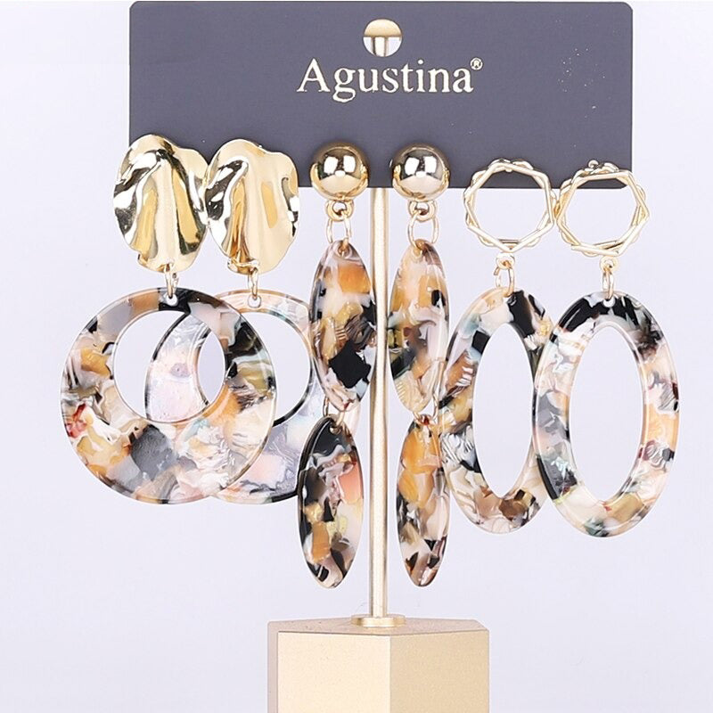 Schmeichelndes Set mit langen Acryl-Ohrringen im Bohemian-Chic-Stil