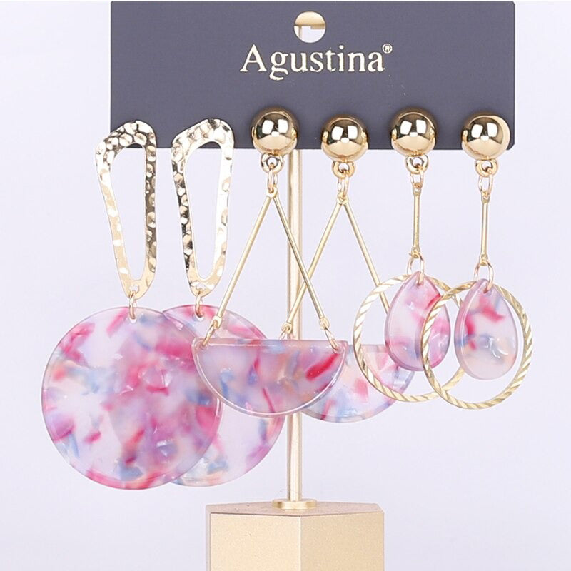 Schmeichelndes Set mit langen Acryl-Ohrringen im Bohemian-Chic-Stil