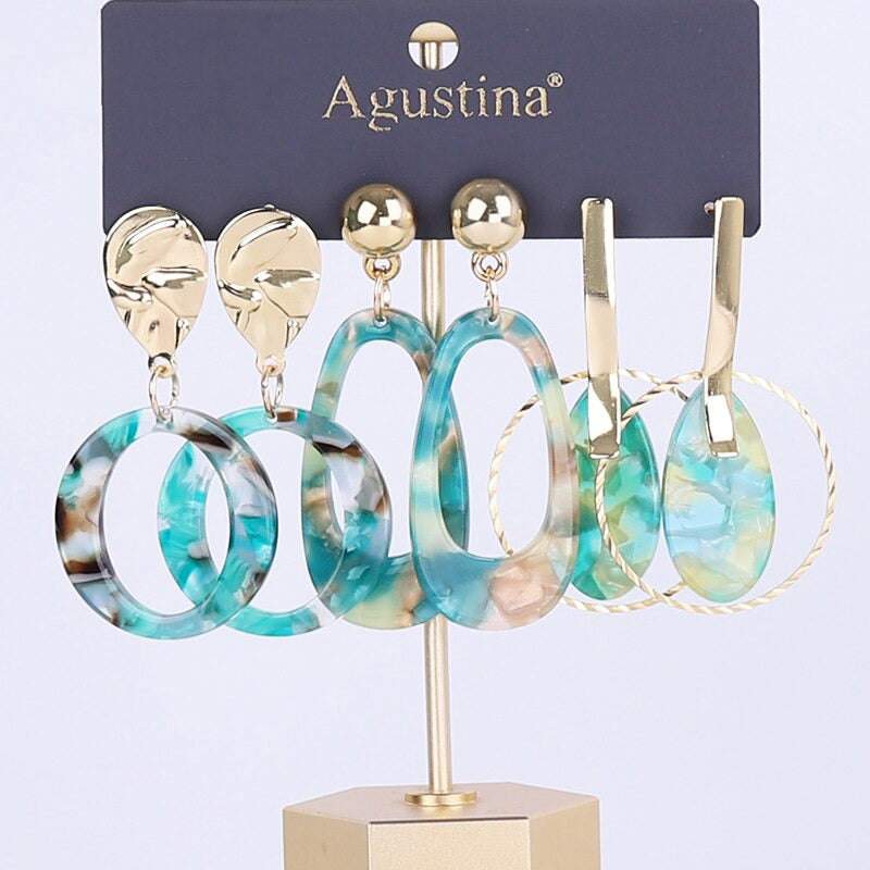 Schmeichelndes Set mit langen Acryl-Ohrringen im Bohemian-Chic-Stil