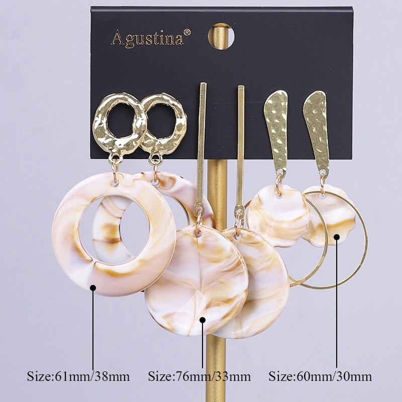 Schmeichelndes Set mit langen Acryl-Ohrringen im Bohemian-Chic-Stil