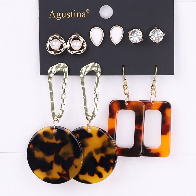 Schmeichelndes Set mit langen Acryl-Ohrringen im Bohemian-Chic-Stil