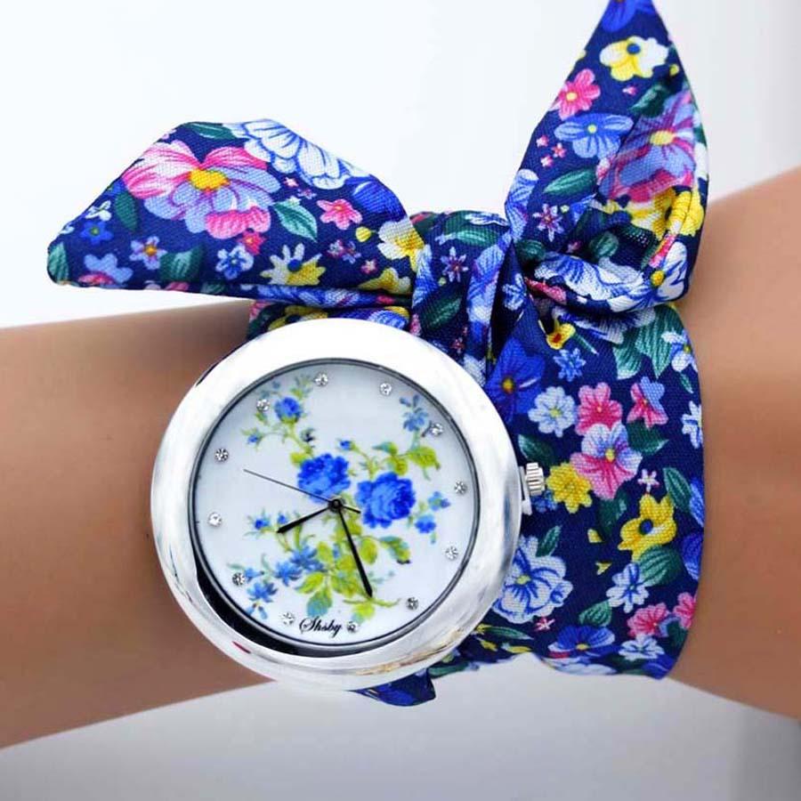 Modische Armbanduhr mit Blumen- und Schmetterlingsband
