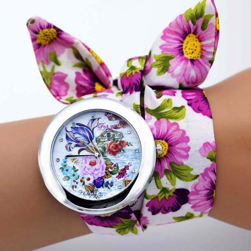 Modische Armbanduhr mit Blumen- und Schmetterlingsband