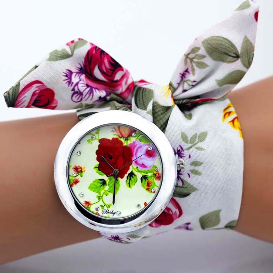 Modische Armbanduhr mit Blumen- und Schmetterlingsband