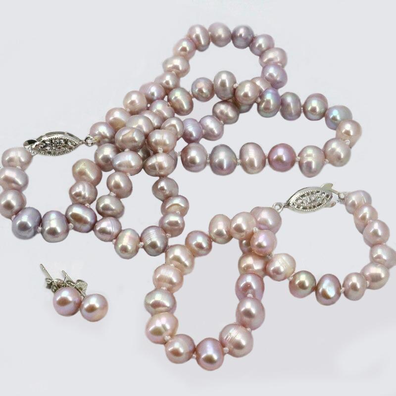 Set aus Halskette, Armband und Ohrringen mit Süßwasserperlen