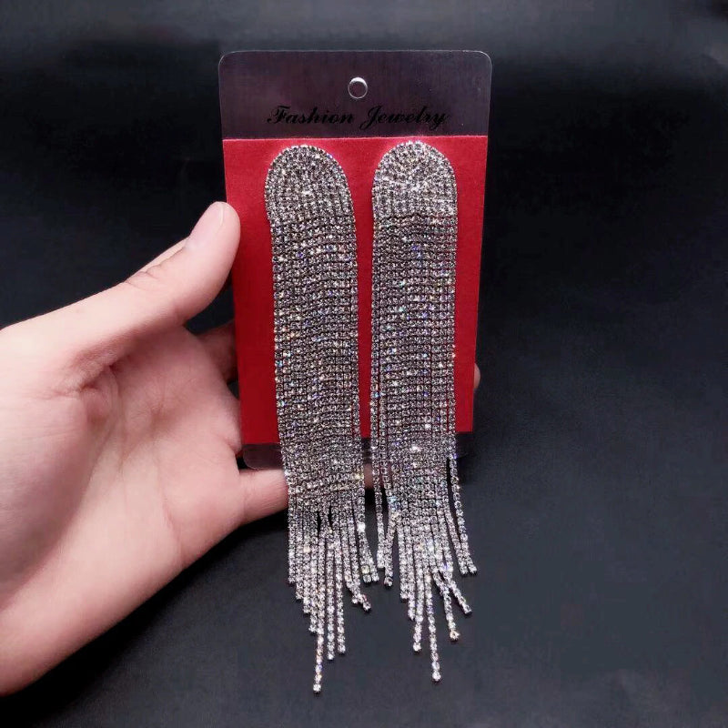 Lange, mit Strasssteinen besetzte Quasten-Ohrringe