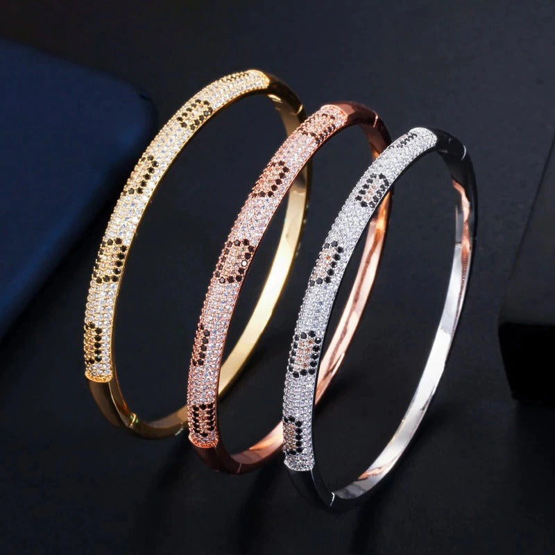 Offene Armreife mit Zirkonia und Schlangenmuster