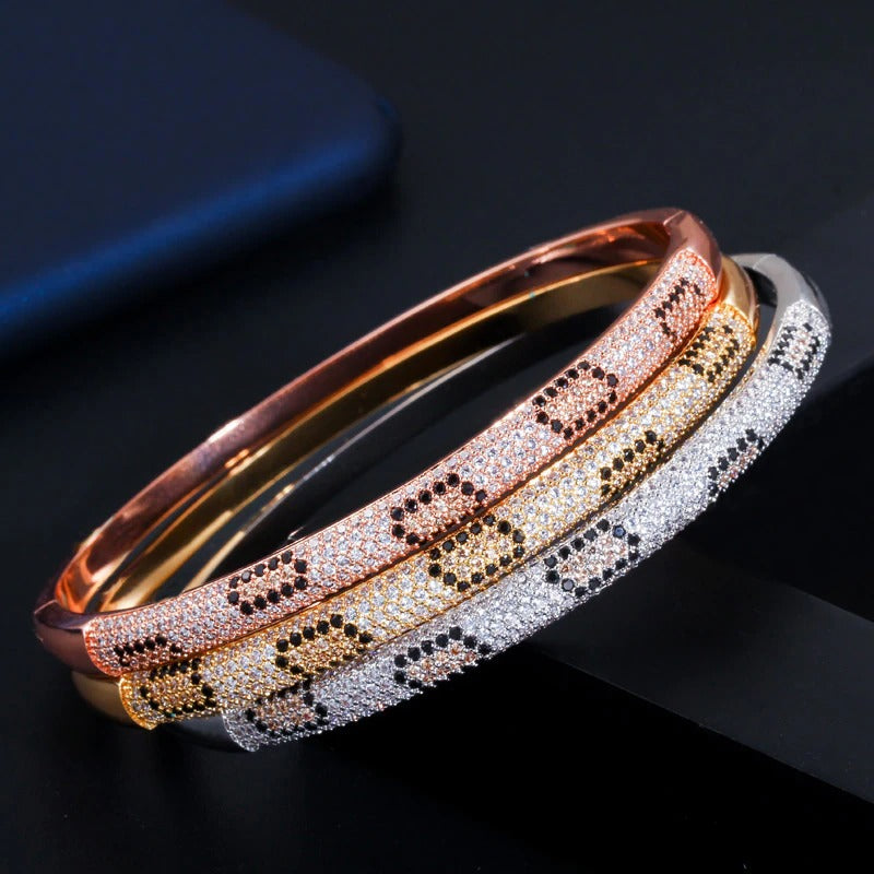 Offene Armreife mit Zirkonia und Schlangenmuster