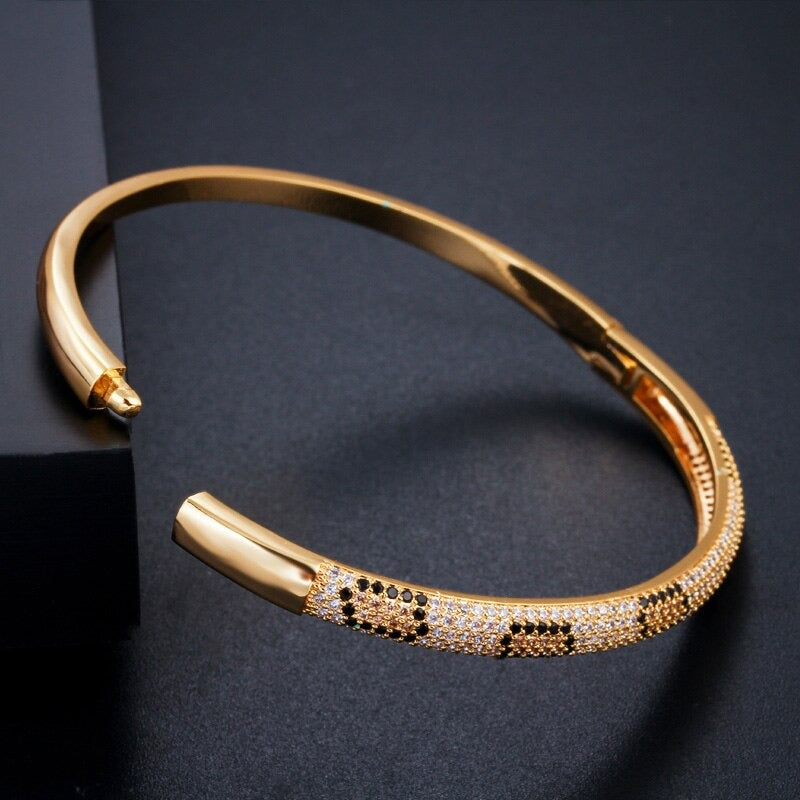 Offene Armreife mit Zirkonia und Schlangenmuster