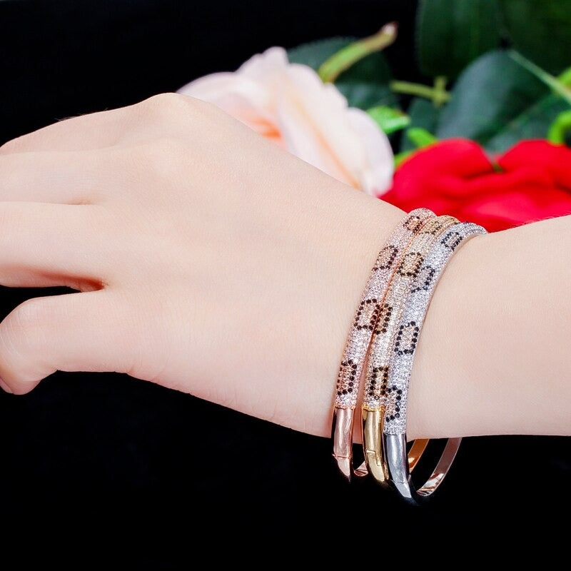 Offene Armreife mit Zirkonia und Schlangenmuster