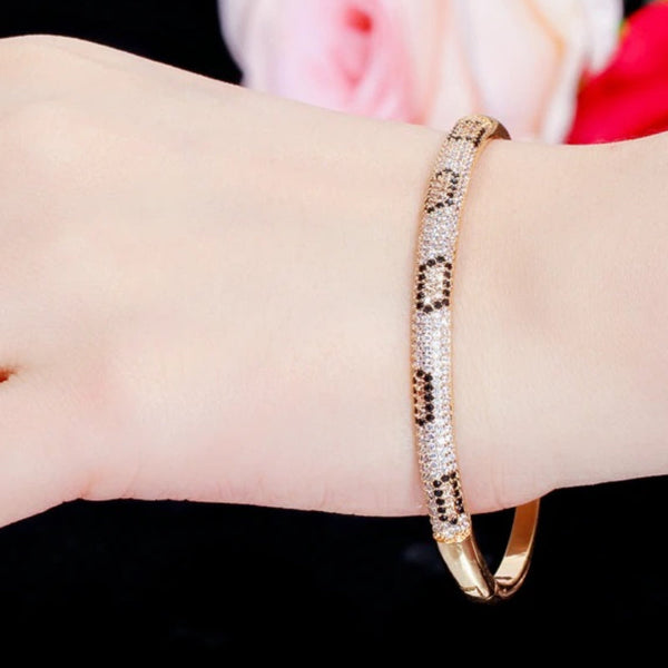 Offene Armreife mit Zirkonia und Schlangenmuster