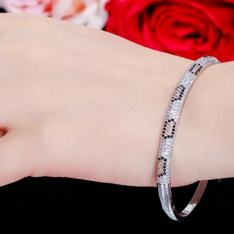 Offene Armreife mit Zirkonia und Schlangenmuster