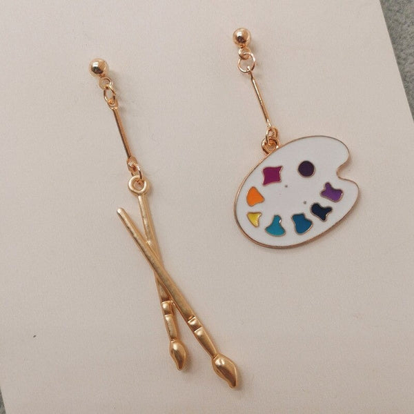 Lustige und farbenfrohe Künstler-Farbpalette und Pinsel Asymmetrische Emaille Ohrstecker