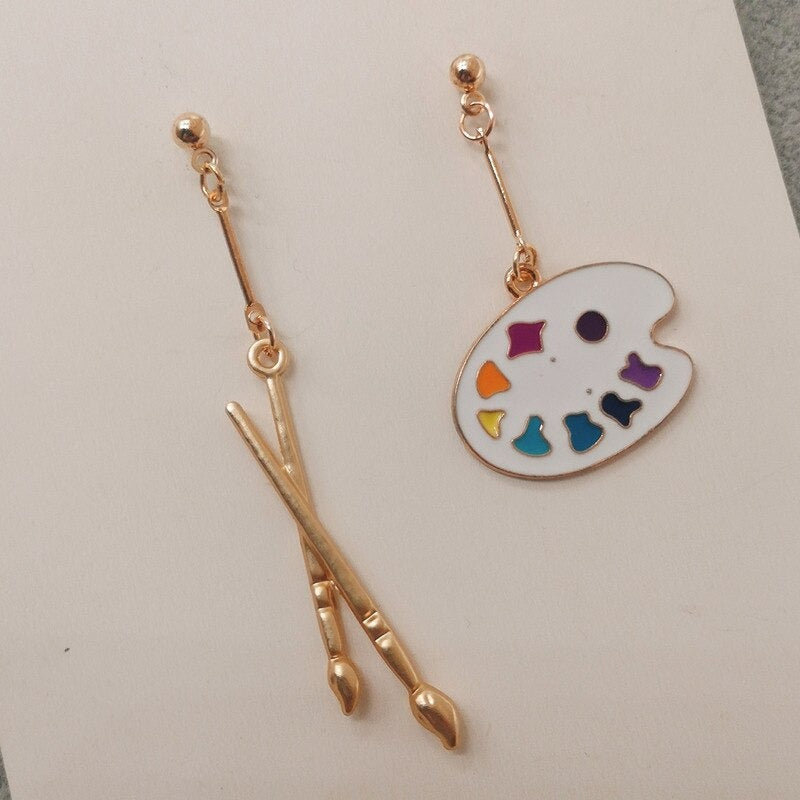 Lustige und farbenfrohe Künstler-Farbpalette und Pinsel Asymmetrische Emaille Ohrstecker