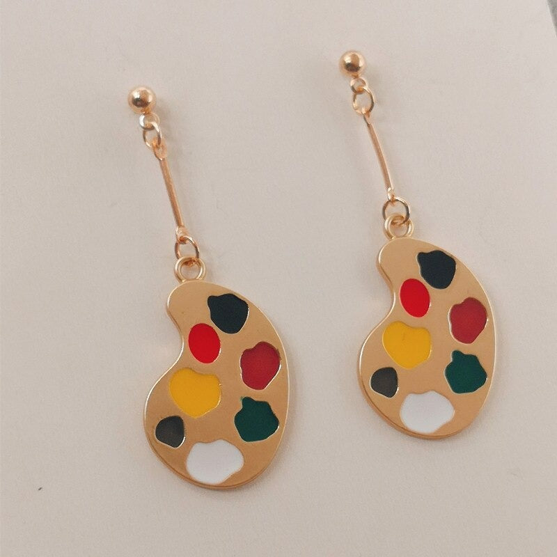 Lustige und farbenfrohe Künstler-Farbpalette und Pinsel Asymmetrische Emaille Ohrstecker