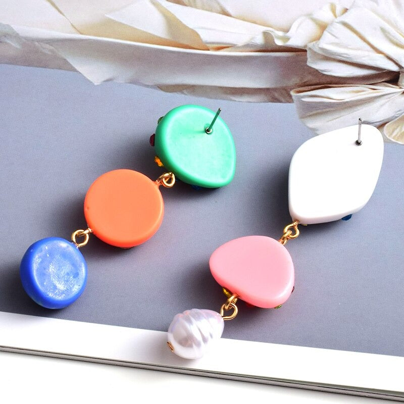 Lustige und ausgefallene, mit Strasssteinen verzierte asymmetrische Ohrringe