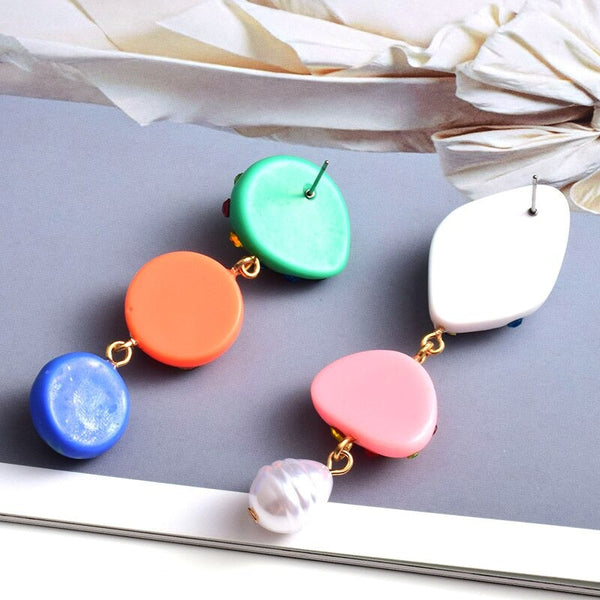 Lustige und ausgefallene, mit Strasssteinen verzierte asymmetrische Ohrringe