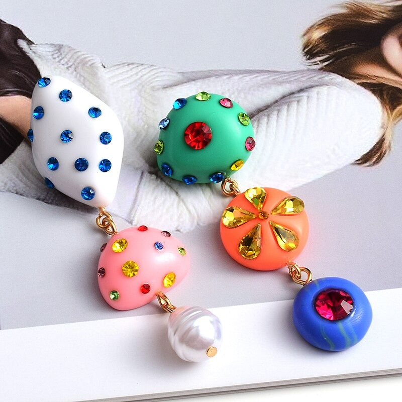 Lustige und ausgefallene, mit Strasssteinen verzierte asymmetrische Ohrringe