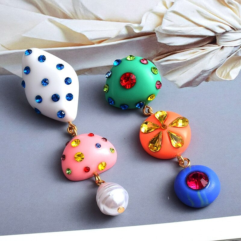 Lustige und ausgefallene, mit Strasssteinen verzierte asymmetrische Ohrringe