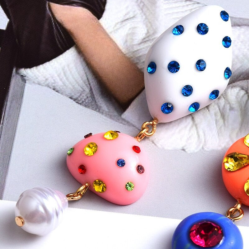 Lustige und ausgefallene, mit Strasssteinen verzierte asymmetrische Ohrringe