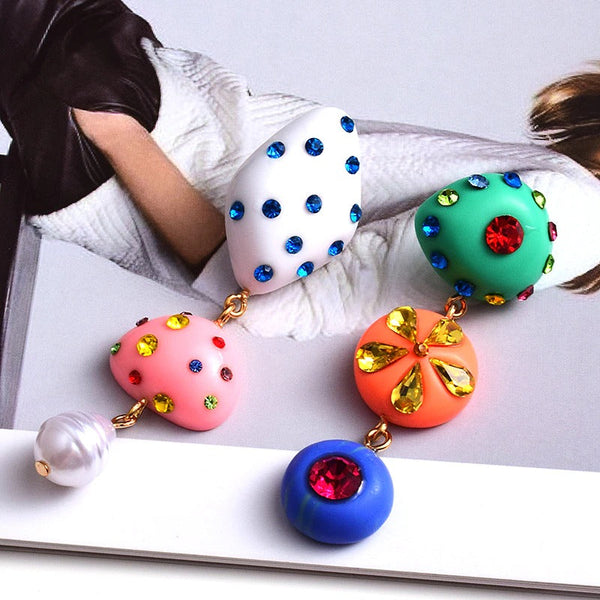 Lustige und ausgefallene, mit Strasssteinen verzierte asymmetrische Ohrringe