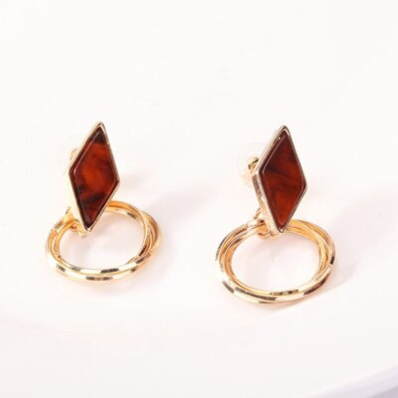 Geometrische Rautenform mit doppelten Creolen