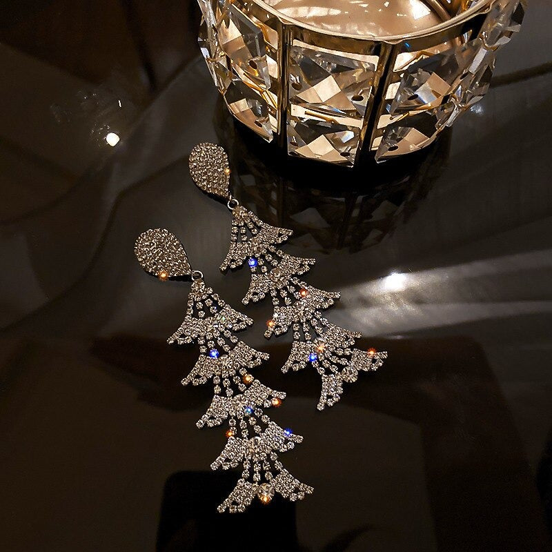 Geometrische, mit Strasssteinen besetzte Quastenohrringe mit Wassertropfen