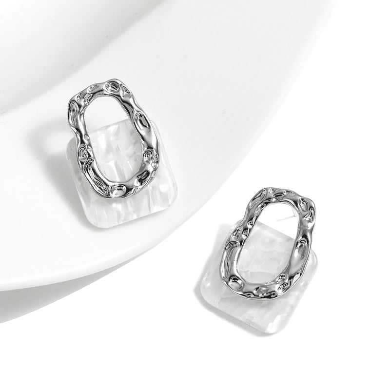 Hängende Ohrringe aus hohlem Metall in geometrischer Form aus Acryl in quadratischer Form