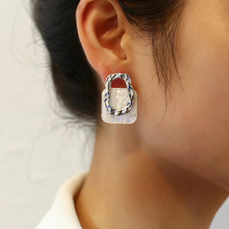 Hängende Ohrringe aus hohlem Metall in geometrischer Form aus Acryl in quadratischer Form