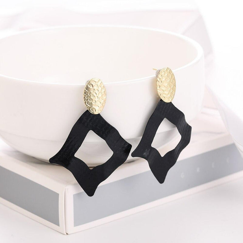 Geometrische Retro-Ohrringe in Schwarz, rund, Tropfenform, Sommerkollektion