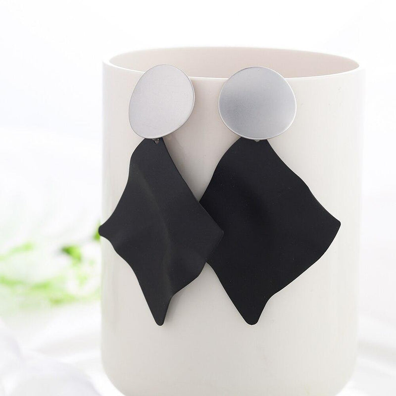 Geometrische Retro-Ohrringe in Schwarz, rund, Tropfenform, Sommerkollektion