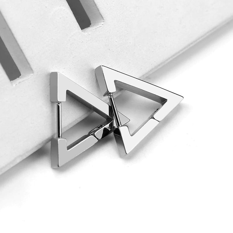 Geometrischer Trend, dreieckige Creolen zum Hängen