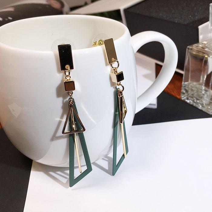 Lange Tropfenohrringe mit geometrischen Dreiecken