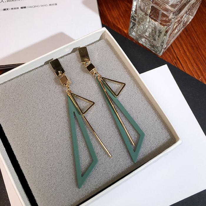 Lange Tropfenohrringe mit geometrischen Dreiecken