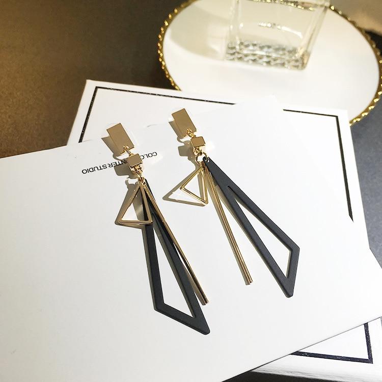 Lange Tropfenohrringe mit geometrischen Dreiecken