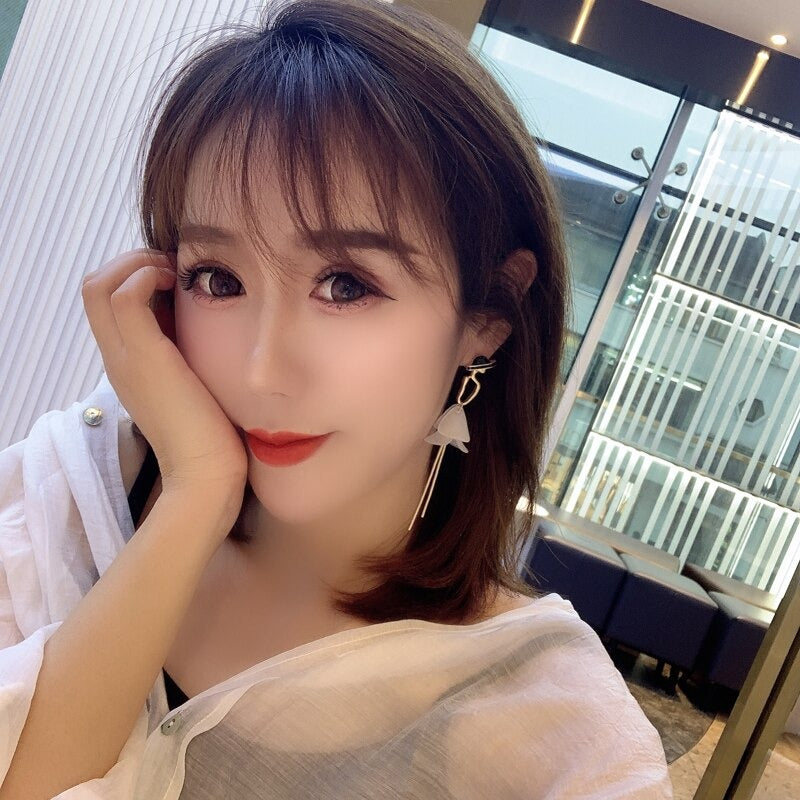 Ohrringe mit langer Quaste und Blütenblättern in Form eines Mädchens