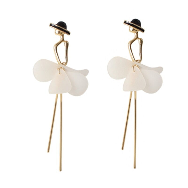 Ohrringe mit langer Quaste und Blütenblättern in Form eines Mädchens